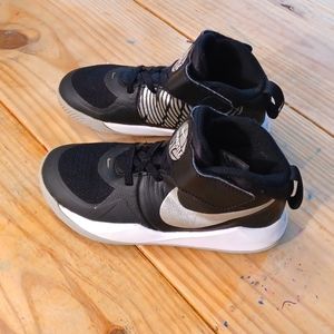 💥👉FINAL SALE👈💥NIKE Team Hustle Kids Basketball Sneakers Size 12